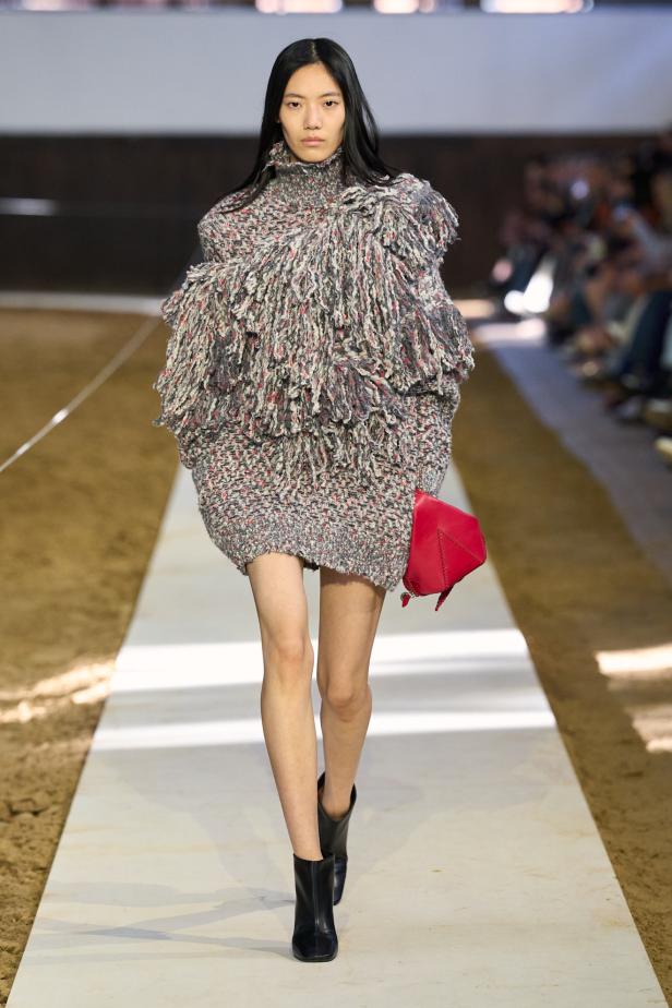 مجموعة ستيلا ماكارتني لخريف وشتاء 2026... سيمفونية الخيول وأناقة الثمانينيات المستدامة