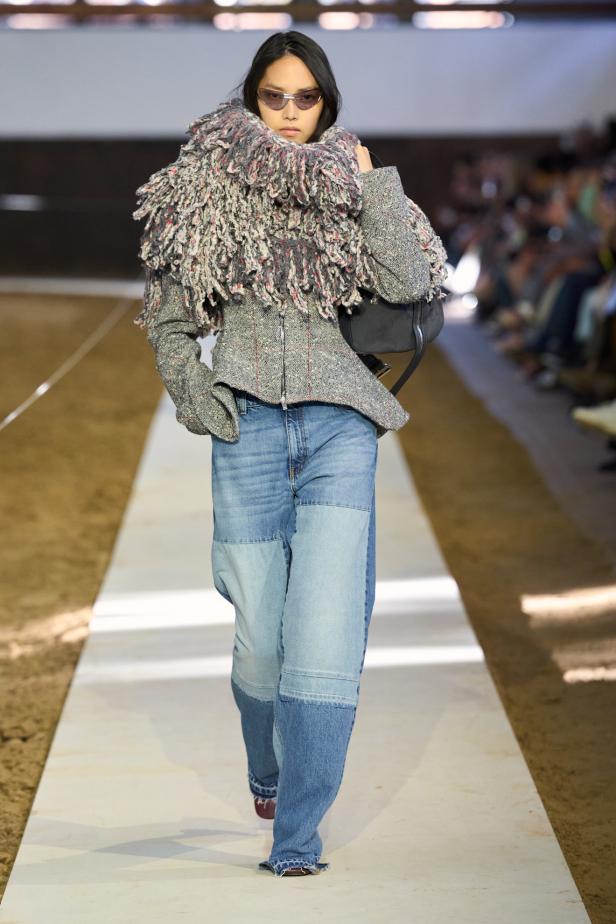 مجموعة ستيلا ماكارتني لخريف وشتاء 2026... سيمفونية الخيول وأناقة الثمانينيات المستدامة