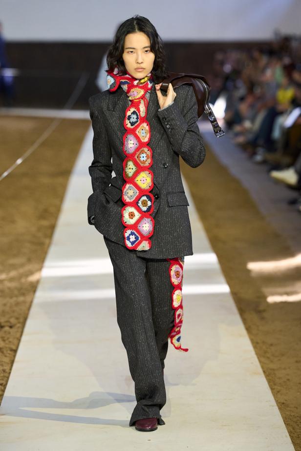 مجموعة ستيلا ماكارتني لخريف وشتاء 2026... سيمفونية الخيول وأناقة الثمانينيات المستدامة