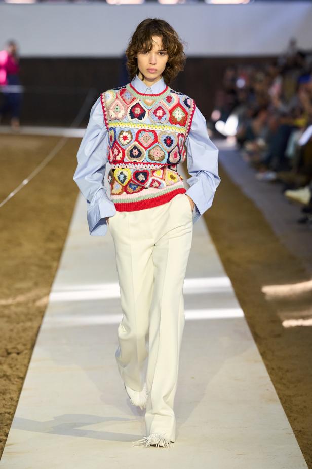 مجموعة ستيلا ماكارتني لخريف وشتاء 2026... سيمفونية الخيول وأناقة الثمانينيات المستدامة