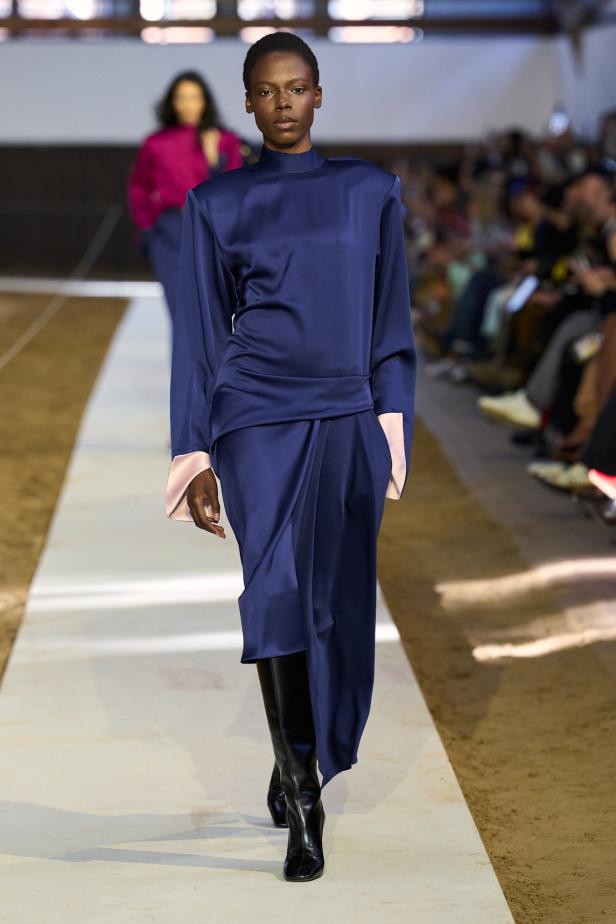 مجموعة ستيلا ماكارتني لخريف وشتاء 2026... سيمفونية الخيول وأناقة الثمانينيات المستدامة