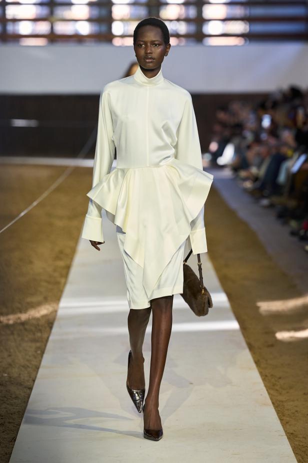 مجموعة ستيلا ماكارتني لخريف وشتاء 2026... سيمفونية الخيول وأناقة الثمانينيات المستدامة