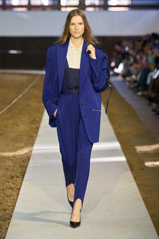 مجموعة ستيلا ماكارتني لخريف وشتاء 2026... سيمفونية الخيول وأناقة الثمانينيات المستدامة