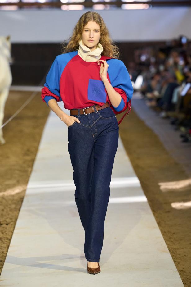 مجموعة ستيلا ماكارتني لخريف وشتاء 2026... سيمفونية الخيول وأناقة الثمانينيات المستدامة