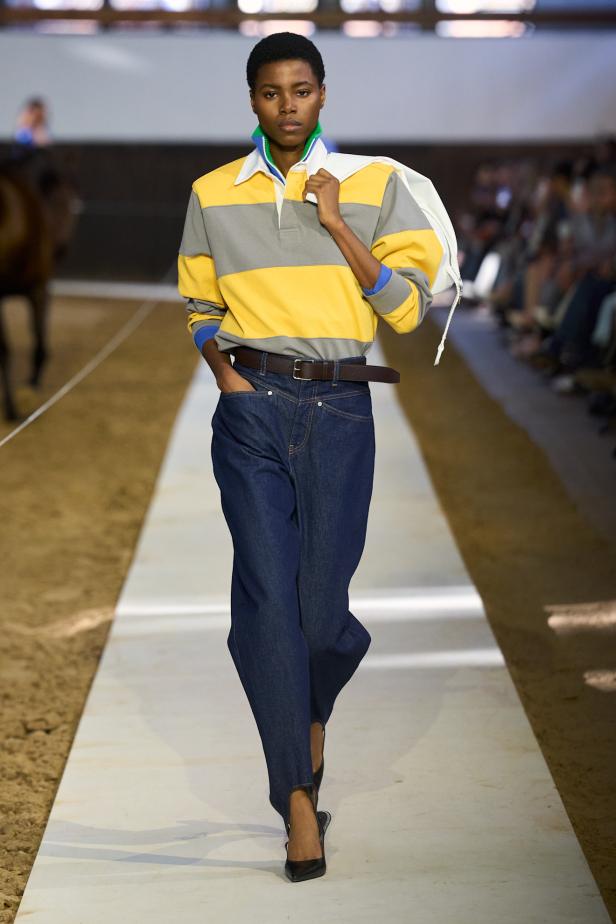 مجموعة ستيلا ماكارتني لخريف وشتاء 2026... سيمفونية الخيول وأناقة الثمانينيات المستدامة