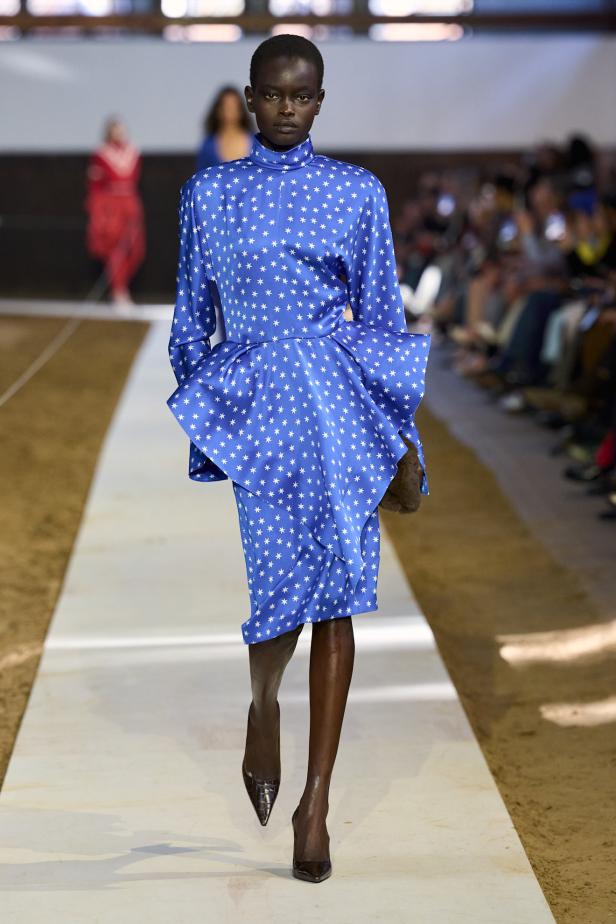 مجموعة ستيلا ماكارتني لخريف وشتاء 2026... سيمفونية الخيول وأناقة الثمانينيات المستدامة