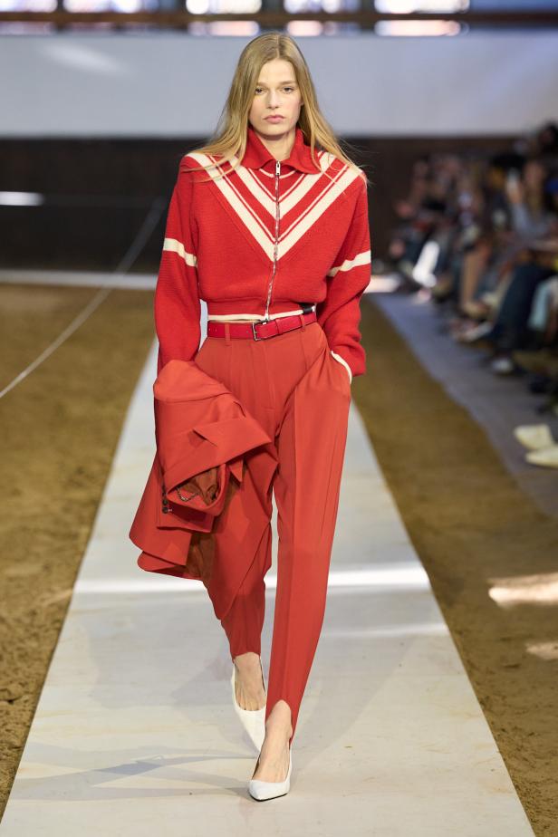 مجموعة ستيلا ماكارتني لخريف وشتاء 2026... سيمفونية الخيول وأناقة الثمانينيات المستدامة