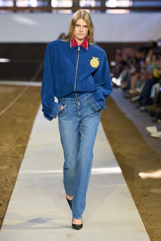 مجموعة ستيلا ماكارتني لخريف وشتاء 2026... سيمفونية الخيول وأناقة الثمانينيات المستدامة