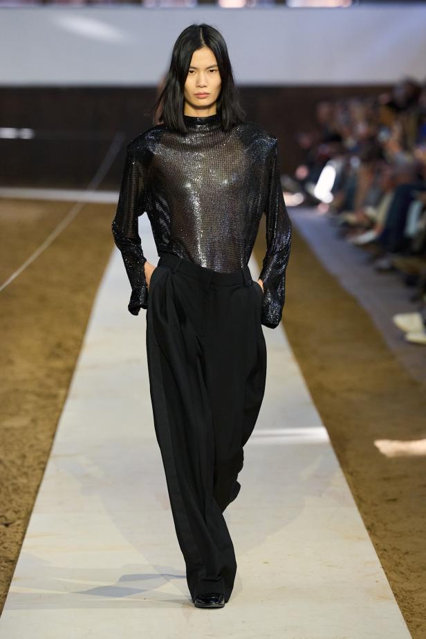 مجموعة ستيلا ماكارتني لخريف وشتاء 2026... سيمفونية الخيول وأناقة الثمانينيات المستدامة