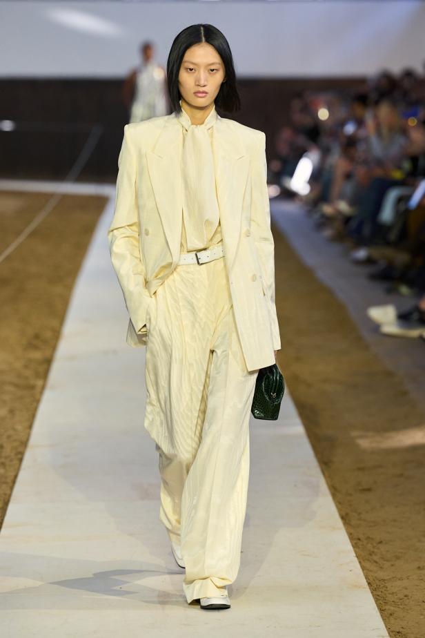 مجموعة ستيلا ماكارتني لخريف وشتاء 2026... سيمفونية الخيول وأناقة الثمانينيات المستدامة