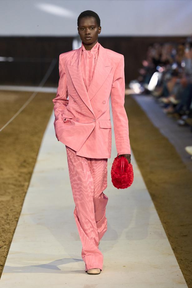 مجموعة ستيلا ماكارتني لخريف وشتاء 2026... سيمفونية الخيول وأناقة الثمانينيات المستدامة