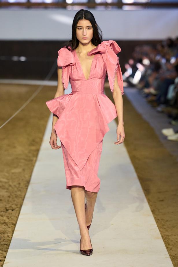 مجموعة ستيلا ماكارتني لخريف وشتاء 2026... سيمفونية الخيول وأناقة الثمانينيات المستدامة