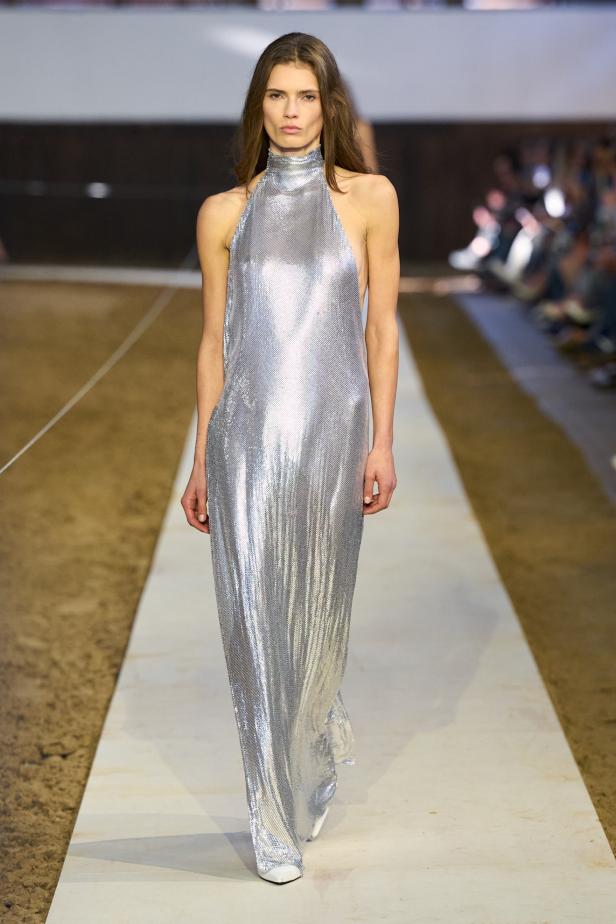 مجموعة ستيلا ماكارتني لخريف وشتاء 2026... سيمفونية الخيول وأناقة الثمانينيات المستدامة