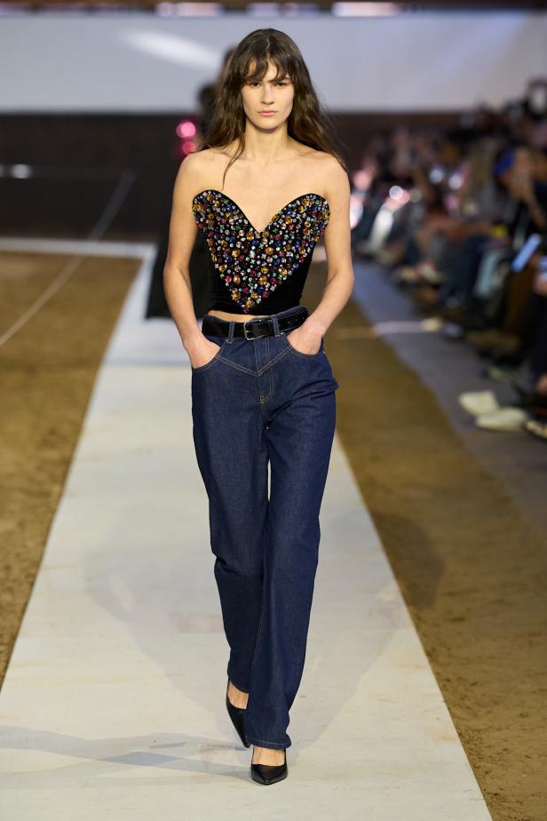 مجموعة ستيلا ماكارتني لخريف وشتاء 2026... سيمفونية الخيول وأناقة الثمانينيات المستدامة