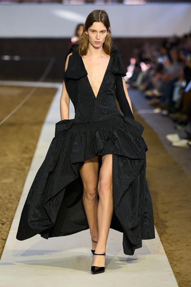 مجموعة ستيلا ماكارتني لخريف وشتاء 2026... سيمفونية الخيول وأناقة الثمانينيات المستدامة