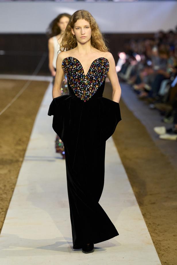 مجموعة ستيلا ماكارتني لخريف وشتاء 2026... سيمفونية الخيول وأناقة الثمانينيات المستدامة