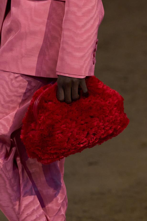 مجموعة ستيلا ماكارتني لخريف وشتاء 2026... سيمفونية الخيول وأناقة الثمانينيات المستدامة