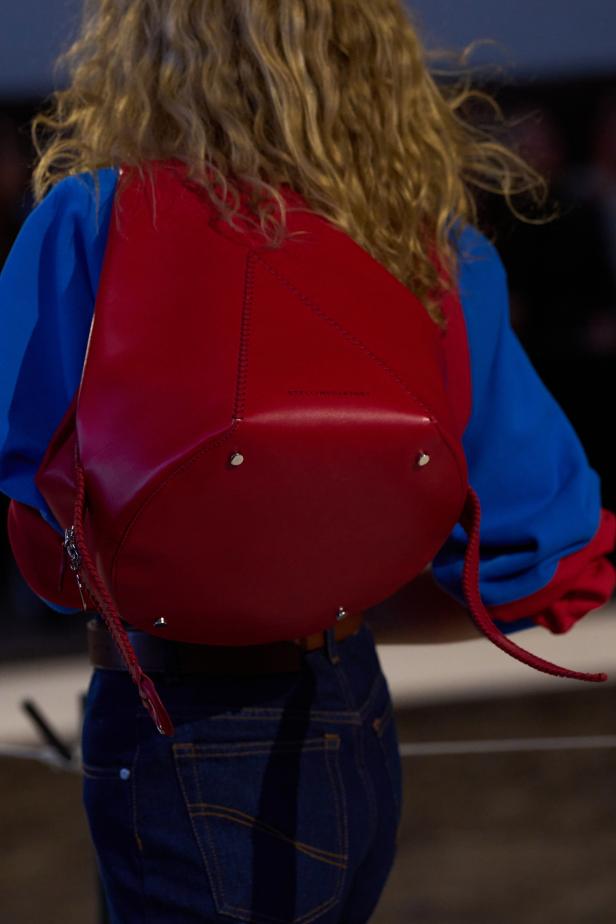 مجموعة ستيلا ماكارتني لخريف وشتاء 2026... سيمفونية الخيول وأناقة الثمانينيات المستدامة