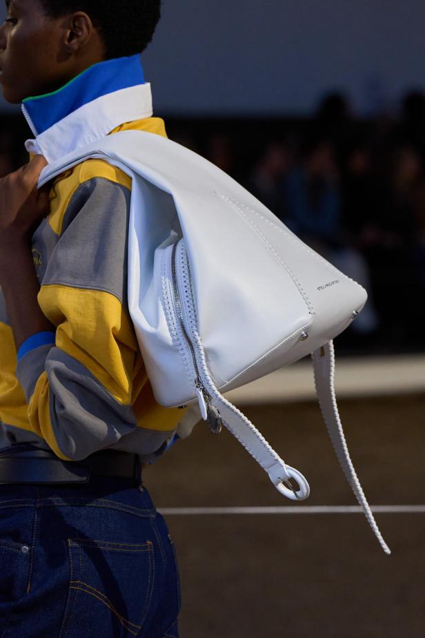 مجموعة ستيلا ماكارتني لخريف وشتاء 2026... سيمفونية الخيول وأناقة الثمانينيات المستدامة