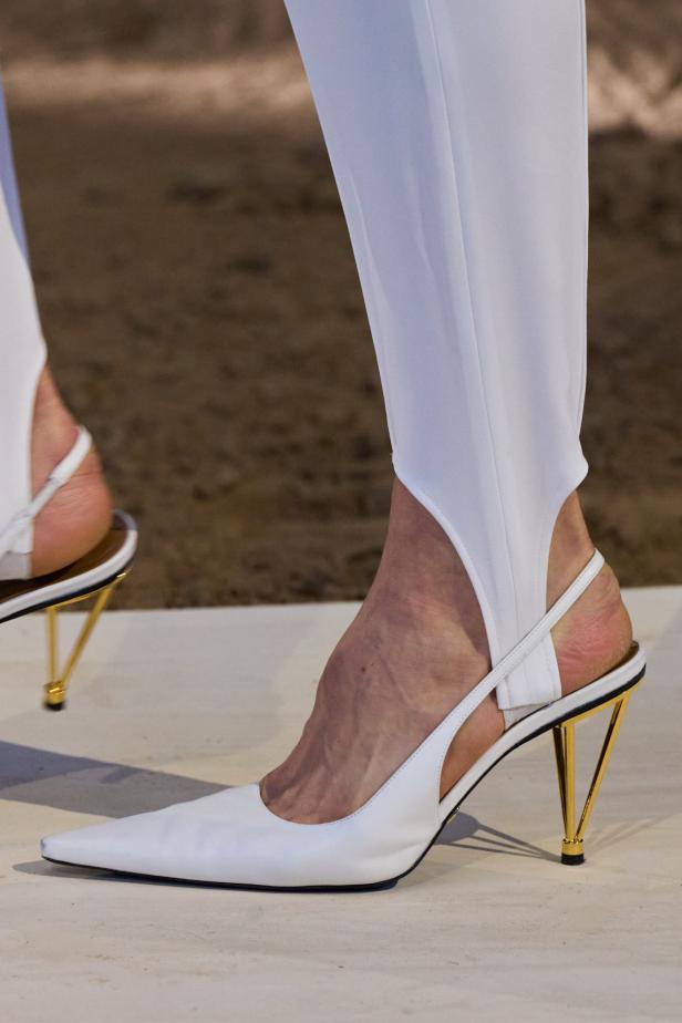 مجموعة ستيلا ماكارتني لخريف وشتاء 2026... سيمفونية الخيول وأناقة الثمانينيات المستدامة