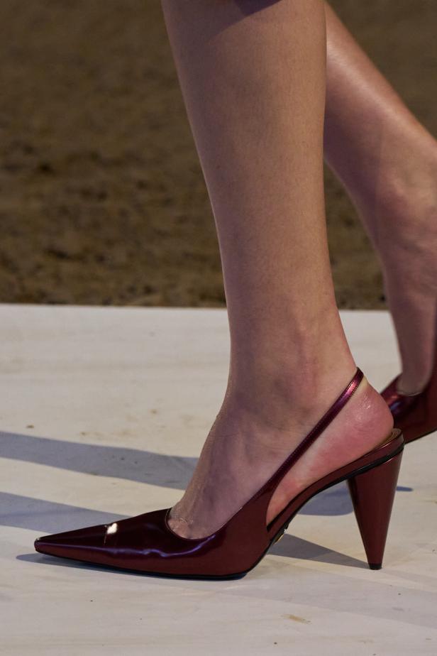 مجموعة ستيلا ماكارتني لخريف وشتاء 2026... سيمفونية الخيول وأناقة الثمانينيات المستدامة