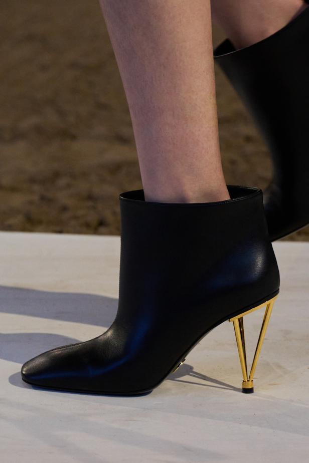 مجموعة ستيلا ماكارتني لخريف وشتاء 2026... سيمفونية الخيول وأناقة الثمانينيات المستدامة