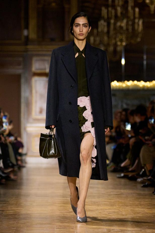 مجموعة فيكتوريا بيكهام لخريف 2026... لوحات فنية تجسد الأنوثة بلمسات "آرت ديكو"‏