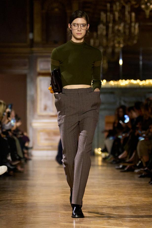 مجموعة فيكتوريا بيكهام لخريف 2026... لوحات فنية تجسد الأنوثة بلمسات "آرت ديكو"‏