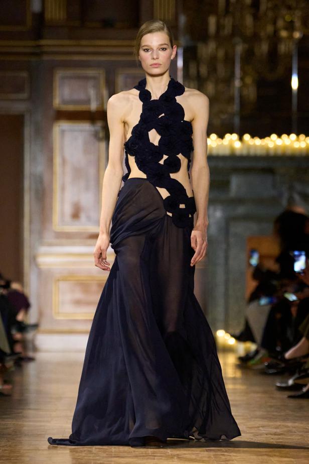 مجموعة فيكتوريا بيكهام لخريف 2026... لوحات فنية تجسد الأنوثة بلمسات "آرت ديكو"‏