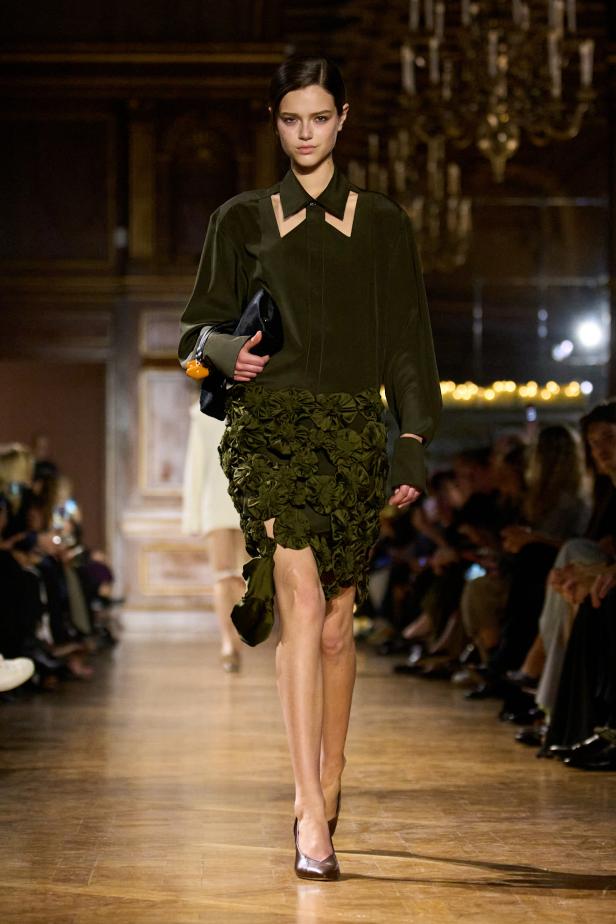 مجموعة فيكتوريا بيكهام لخريف 2026... لوحات فنية تجسد الأنوثة بلمسات "آرت ديكو"‏