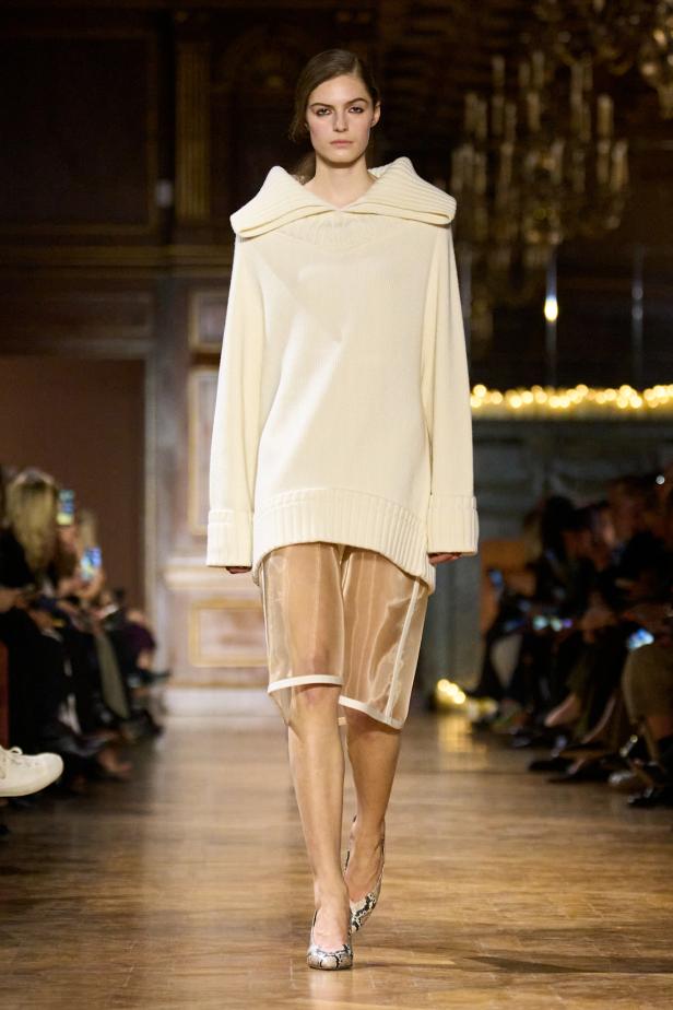 مجموعة فيكتوريا بيكهام لخريف 2026... لوحات فنية تجسد الأنوثة بلمسات "آرت ديكو"‏