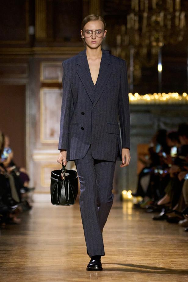 مجموعة فيكتوريا بيكهام لخريف 2026... لوحات فنية تجسد الأنوثة بلمسات "آرت ديكو"‏