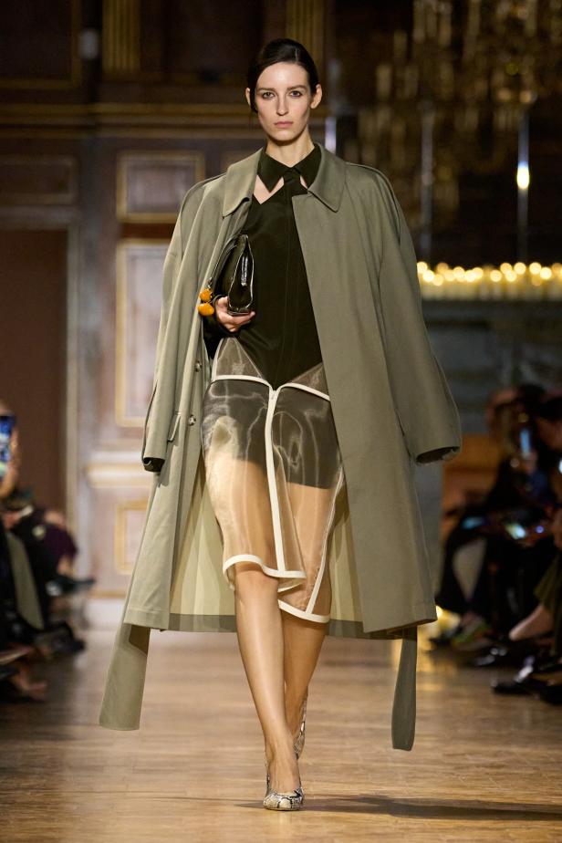 مجموعة فيكتوريا بيكهام لخريف 2026... لوحات فنية تجسد الأنوثة بلمسات "آرت ديكو"‏