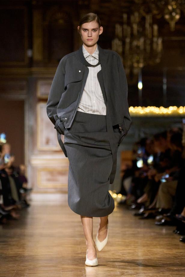 مجموعة فيكتوريا بيكهام لخريف 2026... لوحات فنية تجسد الأنوثة بلمسات "آرت ديكو"‏