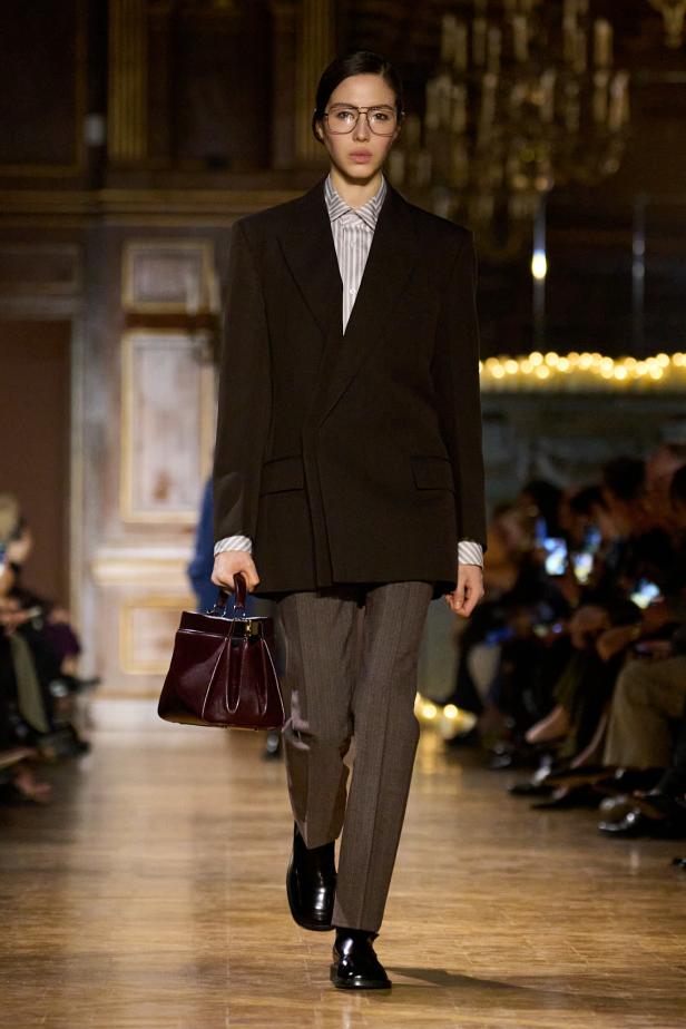 مجموعة فيكتوريا بيكهام لخريف 2026... لوحات فنية تجسد الأنوثة بلمسات "آرت ديكو"‏