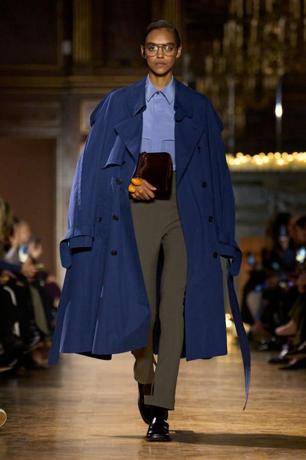 مجموعة فيكتوريا بيكهام لخريف 2026... لوحات فنية تجسد الأنوثة بلمسات "آرت ديكو"‏