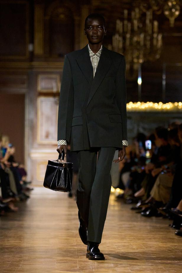 مجموعة فيكتوريا بيكهام لخريف 2026... لوحات فنية تجسد الأنوثة بلمسات "آرت ديكو"‏