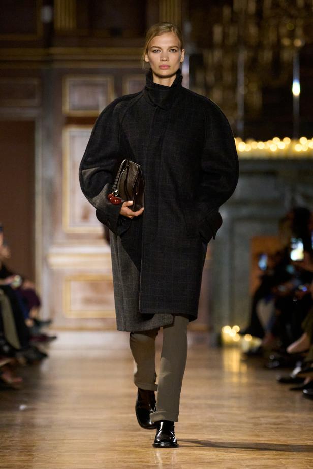 مجموعة فيكتوريا بيكهام لخريف 2026... لوحات فنية تجسد الأنوثة بلمسات "آرت ديكو"‏