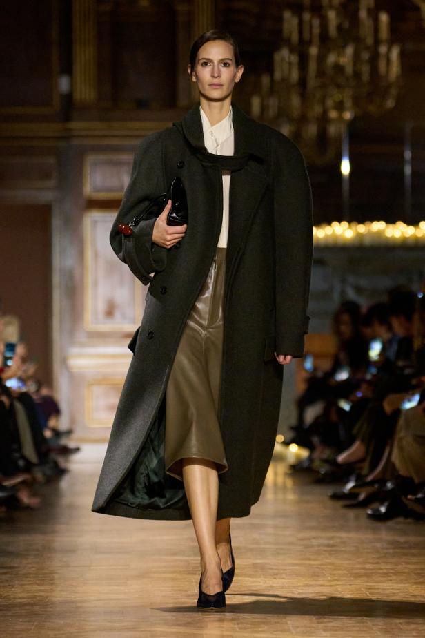 مجموعة فيكتوريا بيكهام لخريف 2026... لوحات فنية تجسد الأنوثة بلمسات "آرت ديكو"‏