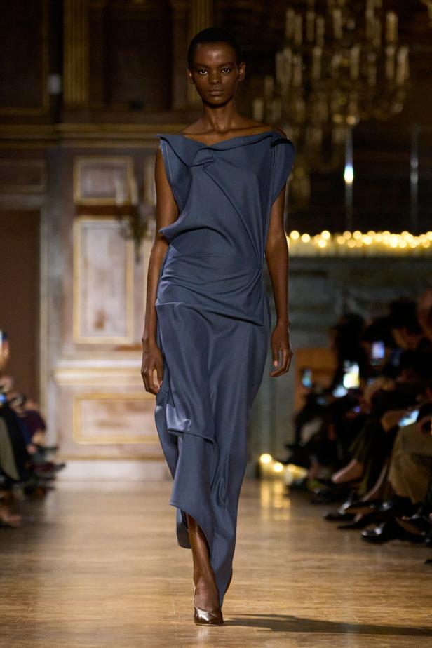 مجموعة فيكتوريا بيكهام لخريف 2026... لوحات فنية تجسد الأنوثة بلمسات "آرت ديكو"‏