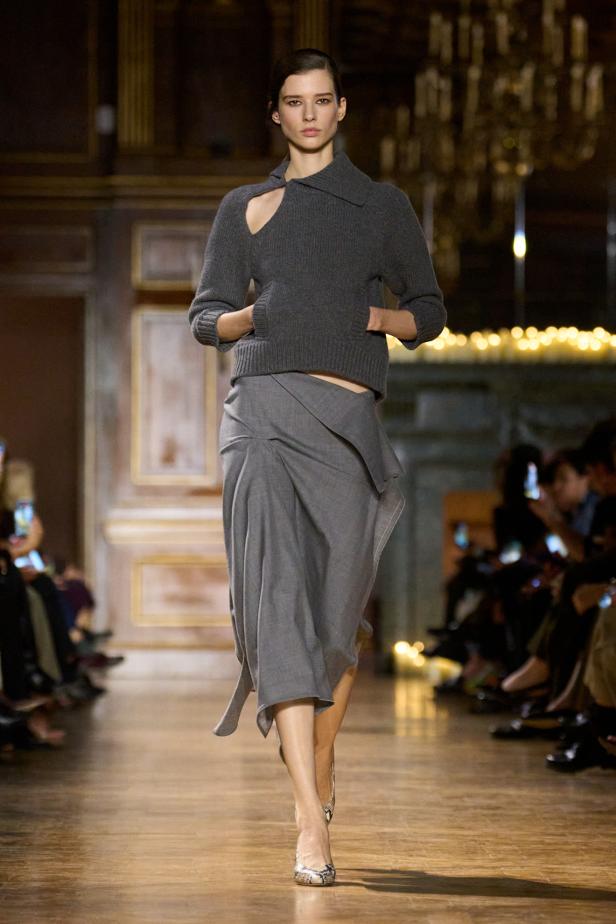 مجموعة فيكتوريا بيكهام لخريف 2026... لوحات فنية تجسد الأنوثة بلمسات "آرت ديكو"‏