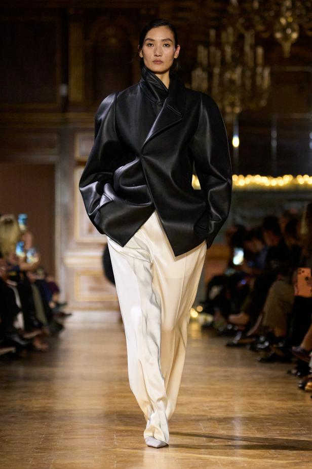 مجموعة فيكتوريا بيكهام لخريف 2026... لوحات فنية تجسد الأنوثة بلمسات "آرت ديكو"‏