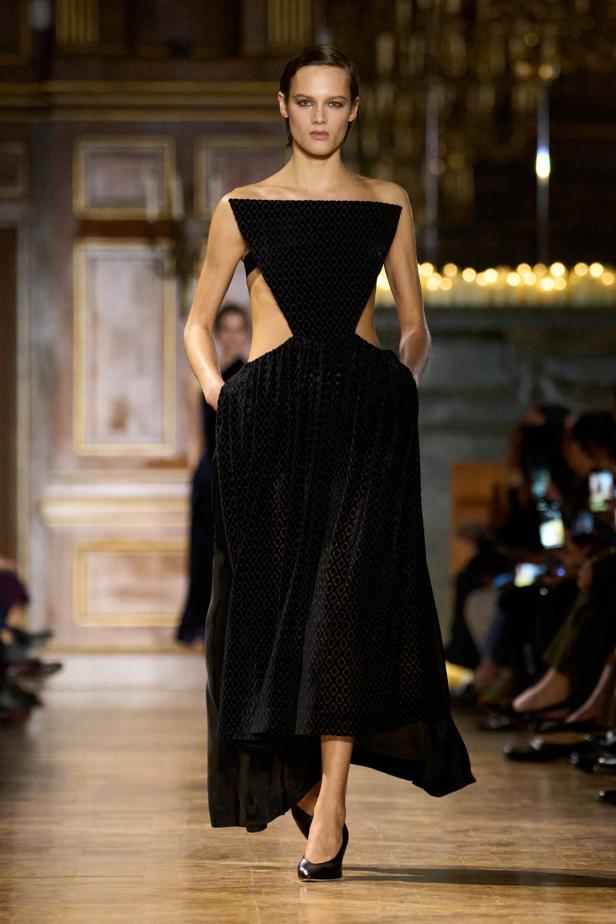 مجموعة فيكتوريا بيكهام لخريف 2026... لوحات فنية تجسد الأنوثة بلمسات "آرت ديكو"‏