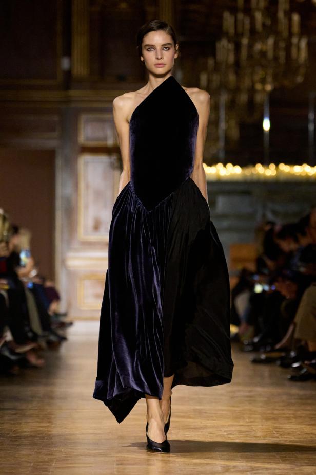 مجموعة فيكتوريا بيكهام لخريف 2026... لوحات فنية تجسد الأنوثة بلمسات "آرت ديكو"‏