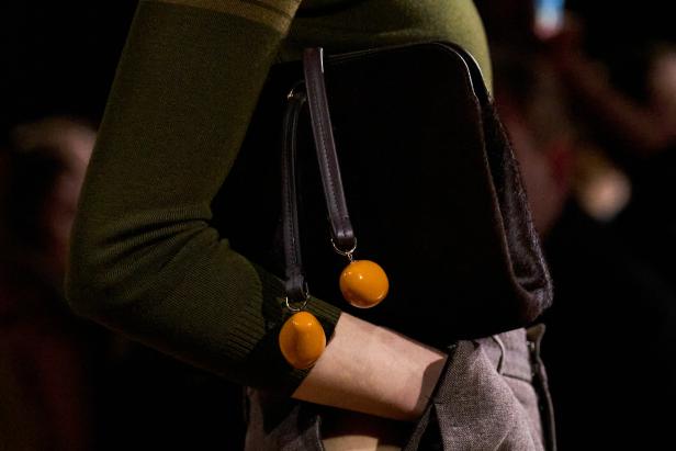 مجموعة فيكتوريا بيكهام لخريف 2026... لوحات فنية تجسد الأنوثة بلمسات "آرت ديكو"‏