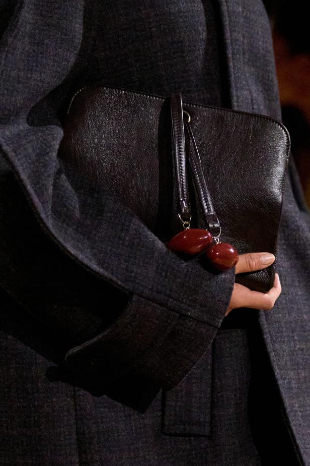 مجموعة فيكتوريا بيكهام لخريف 2026... لوحات فنية تجسد الأنوثة بلمسات "آرت ديكو"‏