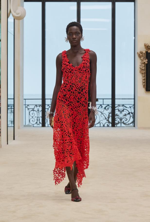 شواطئ بياريتز تحتضن مواجهة بين جذور شانيل ورؤيتها المعاصرة في مجموعة كروز 2026/2027