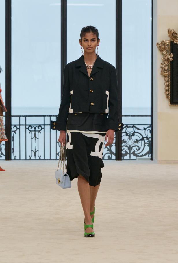 شواطئ بياريتز تحتضن مواجهة بين جذور شانيل ورؤيتها المعاصرة في مجموعة كروز 2026/2027