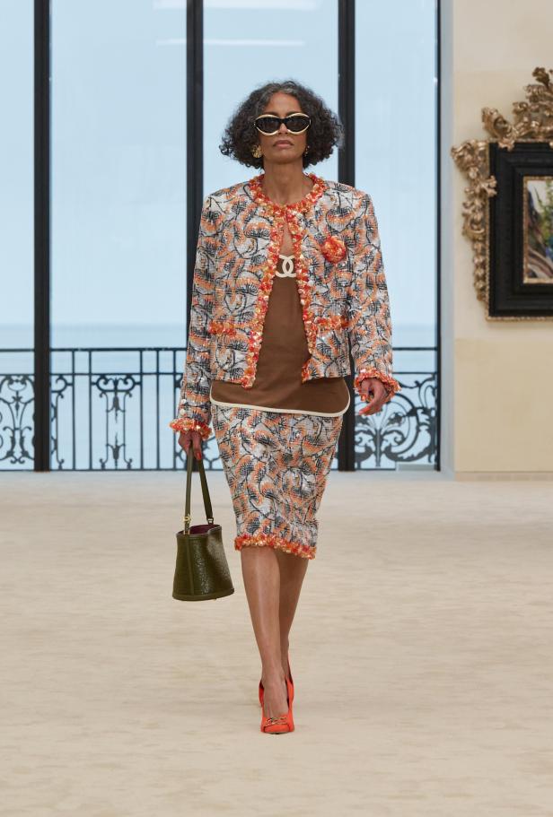 شواطئ بياريتز تحتضن مواجهة بين جذور شانيل ورؤيتها المعاصرة في مجموعة كروز 2026/2027