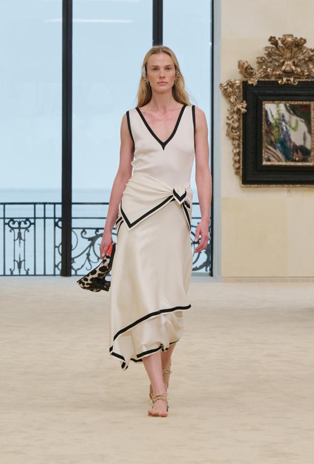 شواطئ بياريتز تحتضن مواجهة بين جذور شانيل ورؤيتها المعاصرة في مجموعة كروز 2026/2027